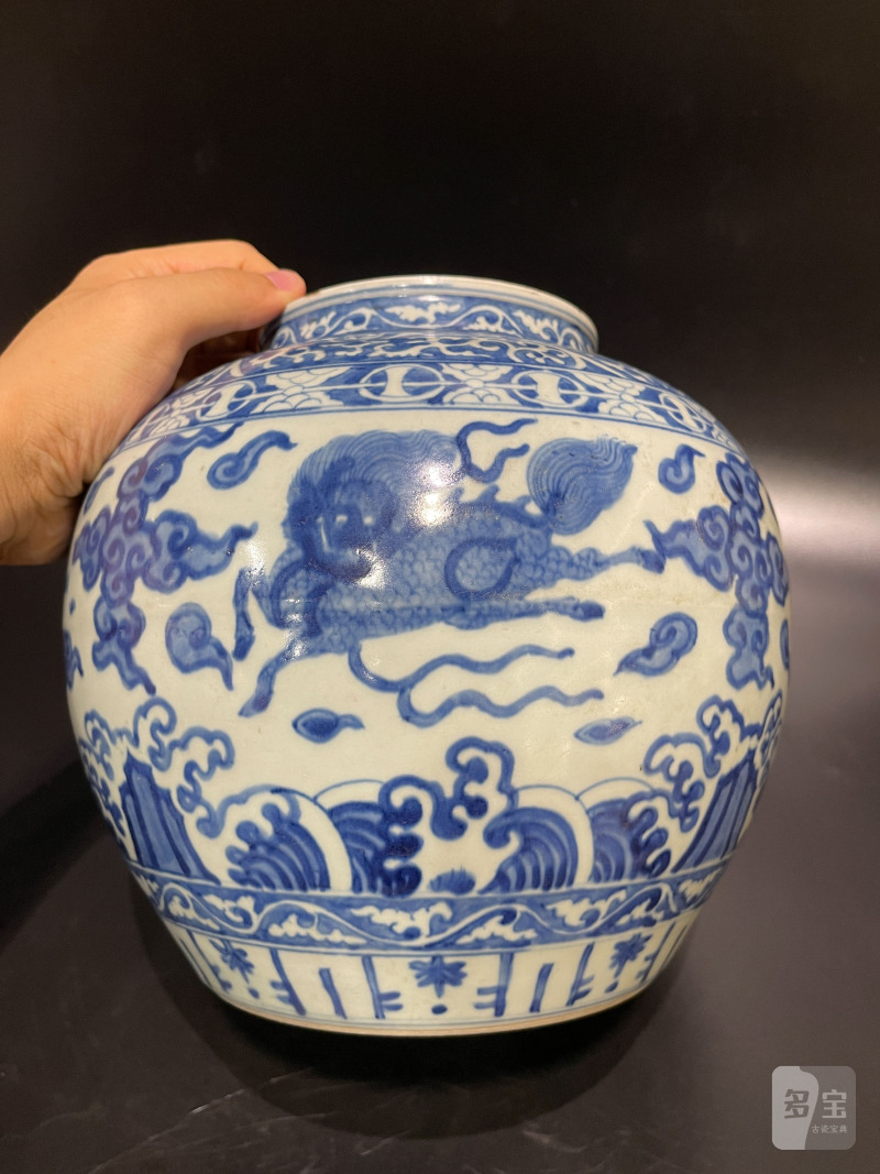 明万历 青花江崖海水瑞兽纹罐 - 图3